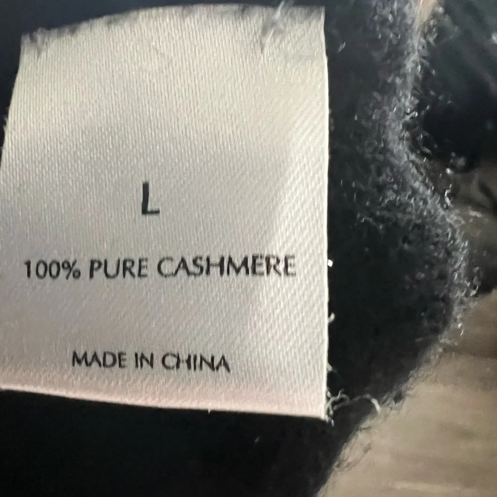 TSE 100% cashmere Bermuda shorts in black - Picture 2 of 5